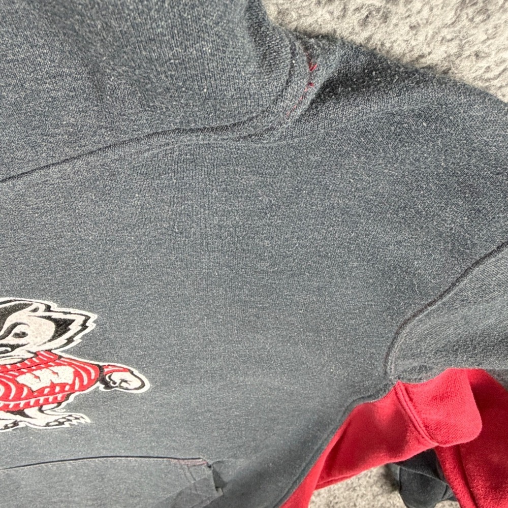 Wisconsin Badgers Hoodie Men's XL Bucky Badger Colosseum NCAA Grey Red Pullover - Picture 8 of 16